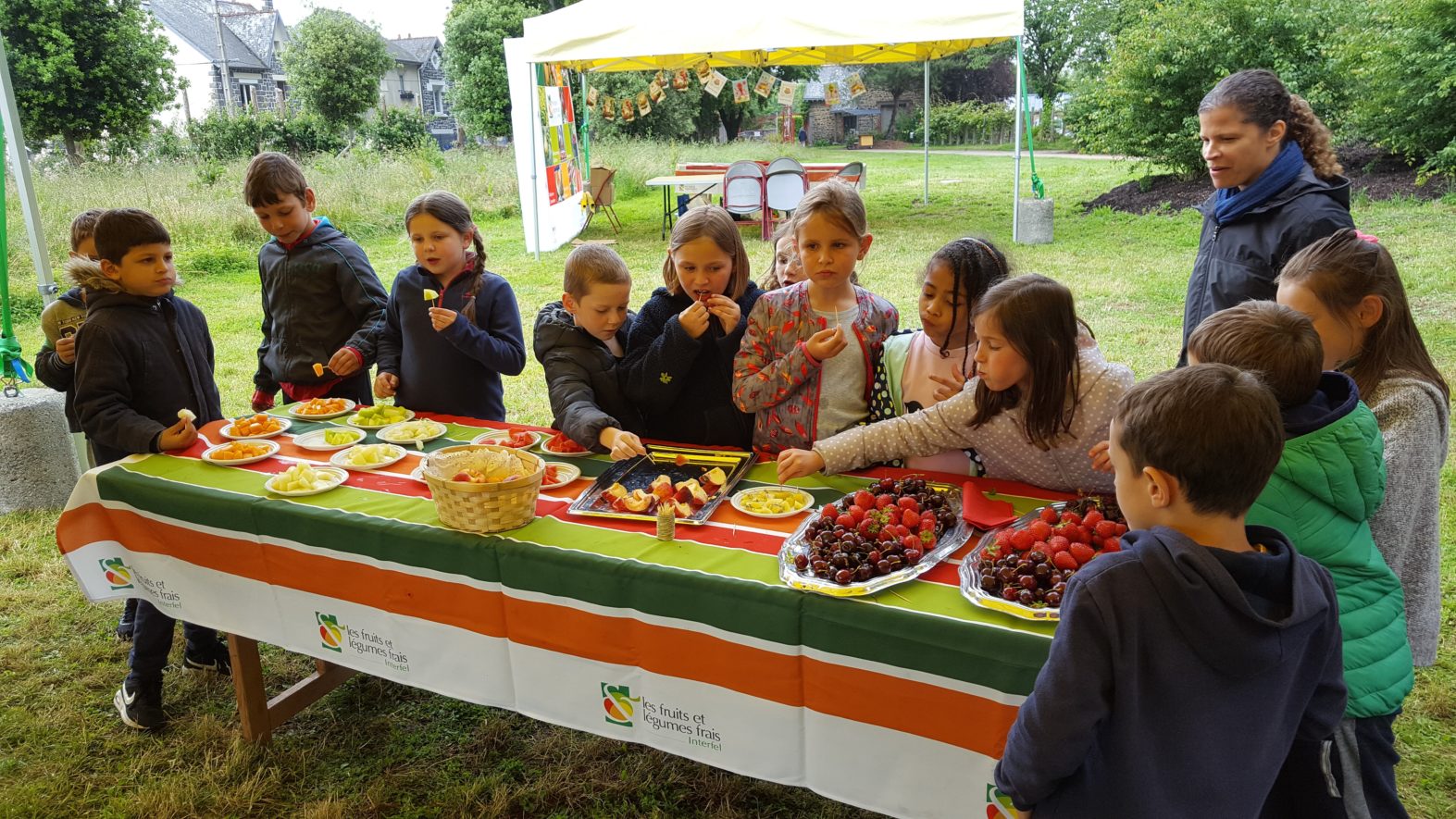 Les CE1 à la fête des fruits et des légumes frais