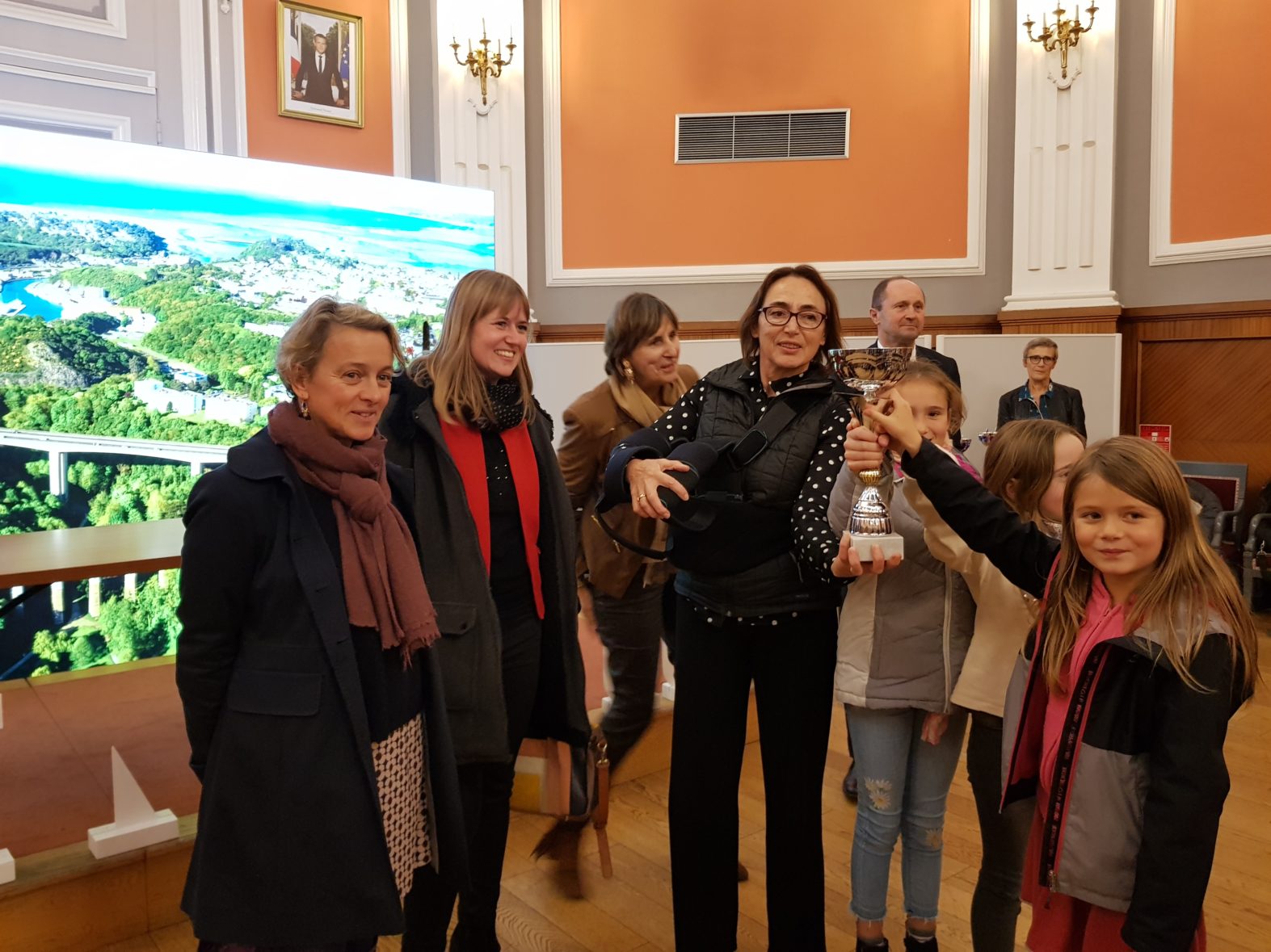 La remise de la coupe des foulées briochines à la mairie