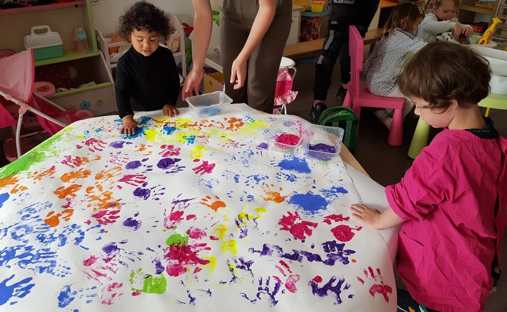 La fresque des empreintes des mains des élèves de la classe